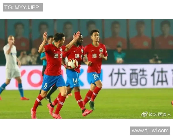 河南建业迎战重庆斯威争夺中超联赛关键三分的激烈对决 河南建业迎战重庆斯威争夺中超联赛关键三分的激烈对决